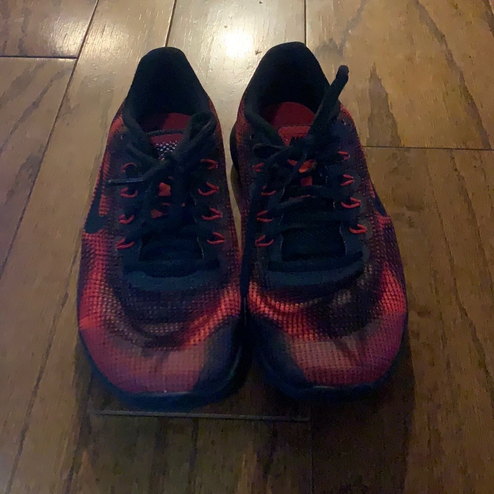 Red and black boys nike flex size 5